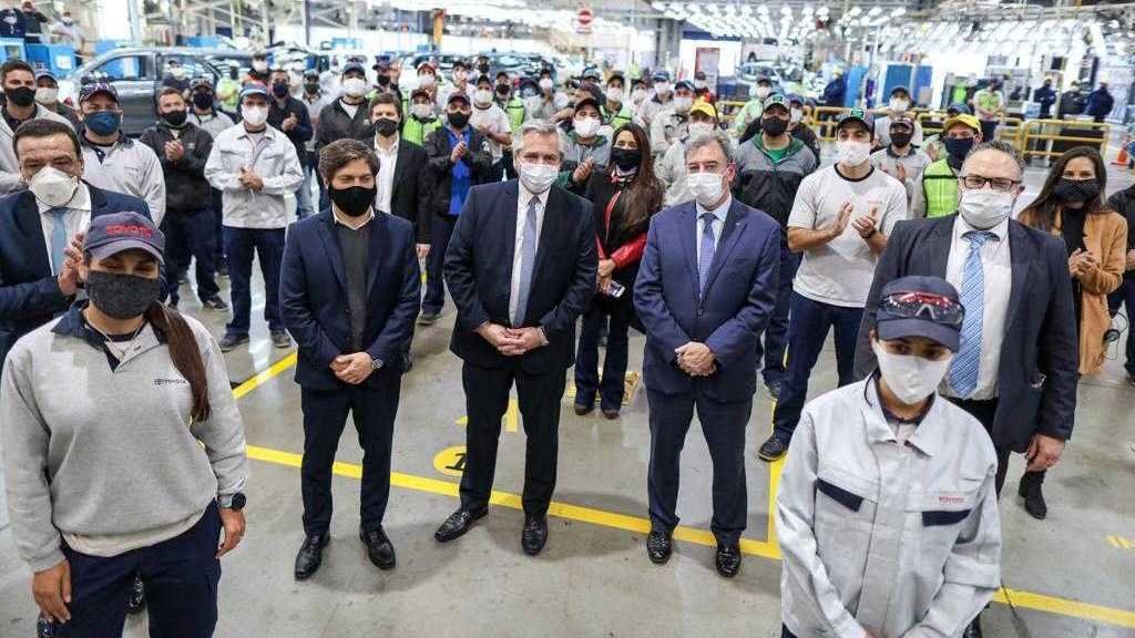 Alberto, junto a Kicillof en una planta automotriz de Zárate: No es la cuarentena la que dañó la economía, fue la pandemia