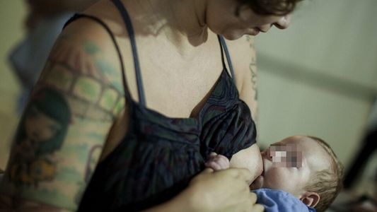 Vampiro blanco: una de las denunciantes reveló el modus operandi del hombre que compra leche materna para consumir