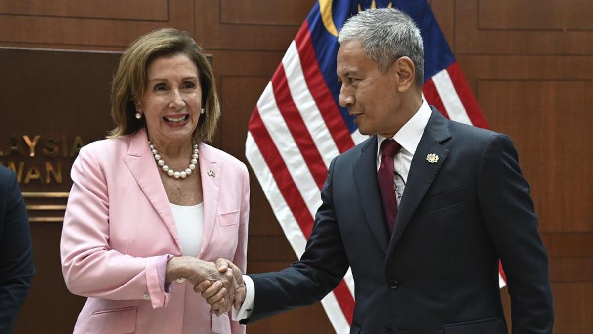 Nancy Pelosi en Malasia con el Presidente del parlamento de Malasia, Azhar Azizan Harun. ¿La próxima escala es Taiwán? (Foto: AP)