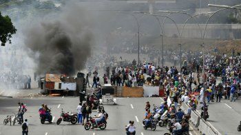 Tiros, corridas y traslados de heridos en moto: postales de una Venezuela convulsionada