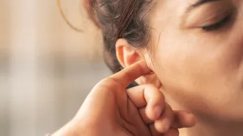 La picazón en los oídos puede tener distintas causas, desde la resequedad y la acumulación de cerumen hasta alergias o infecciones.&nbsp;