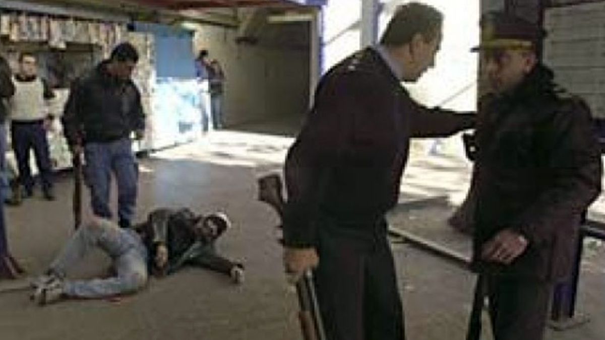El momento en el que DaríoSantillán y Maximiliano Kosteki fueron asesinados en Avellaneda. (Foto: archivo)