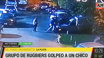 El momento del ataque, registrado por las cámaras de seguridad (Foto: captura de TV). El momento del ataque, registrado por las cámaras de seguridad (Foto: captura de TV).