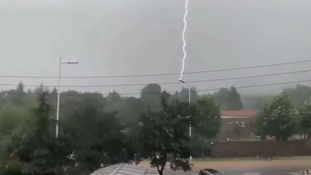 Impresionante: un rayo impactó 11 veces seguidas sobre el mismo poste de luz