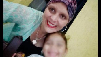 Tiene cáncer en los huesos y venden empanadas para pagar el costoso tratamiento