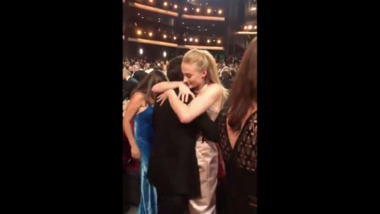 El reencuentro de Sophie Turner y Kit Harington en los Emmy que enamoró a los fans de Game of Thrones