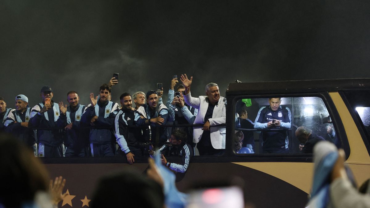 Numerosos hinchas siguieron el recorrido corriendo detr&aacute;s del micro para intentar estar lo m&aacute;s cerca posible de los jugadores durante el trayecto. (Foto: Reuters)