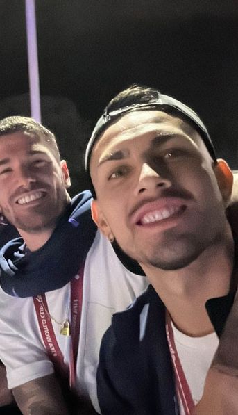 Video | Susto en la Selección: los jugadores rozaron unos cables durante la caravana y Leandro Paredes perdió la gorra