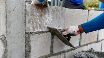 El increíble plan de una cementera mexicana que ayuda a construir viviendas a personas de bajos recursos