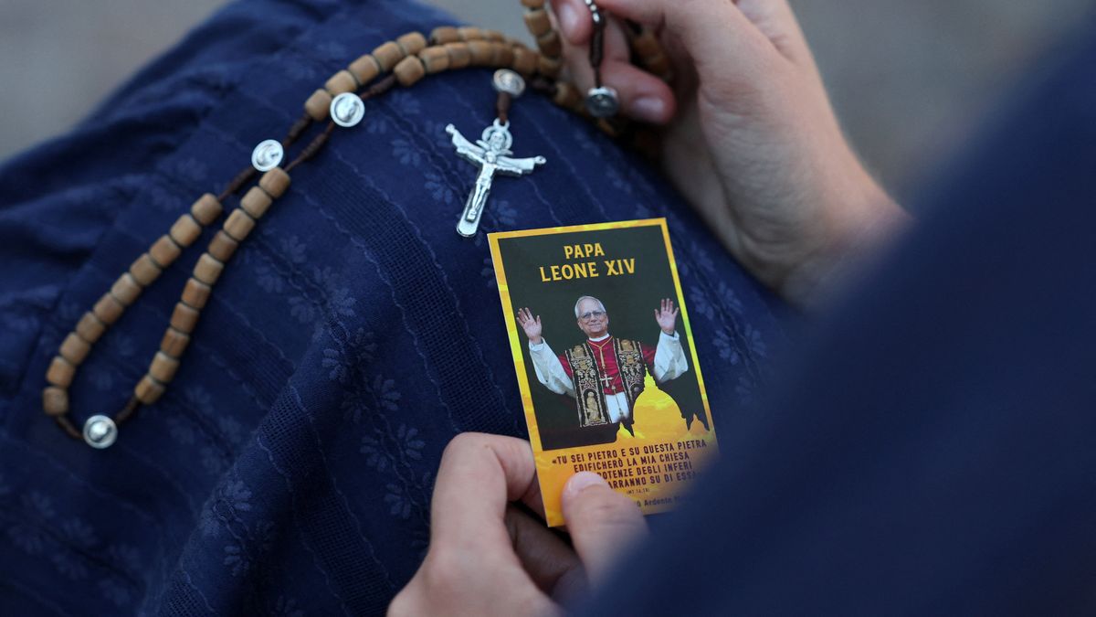 El pontífice ofició una celebración religiosa en su habitación del Policlínico Gemelli de Roma, un día después de que le extirparan el lóbulo inferior del pulmón derecho. (Foto: Reuters)
