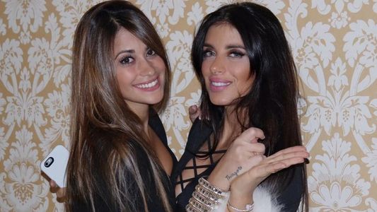 Mientras Messi palpita el partido con Uruguay, Antonella disfruta de la visita de la esposa de Cesc Fábregas