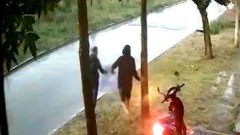Video brutal | Un ladrón golpeó y dejó inconsciente a una mujer en plena calle para robarle la mochila