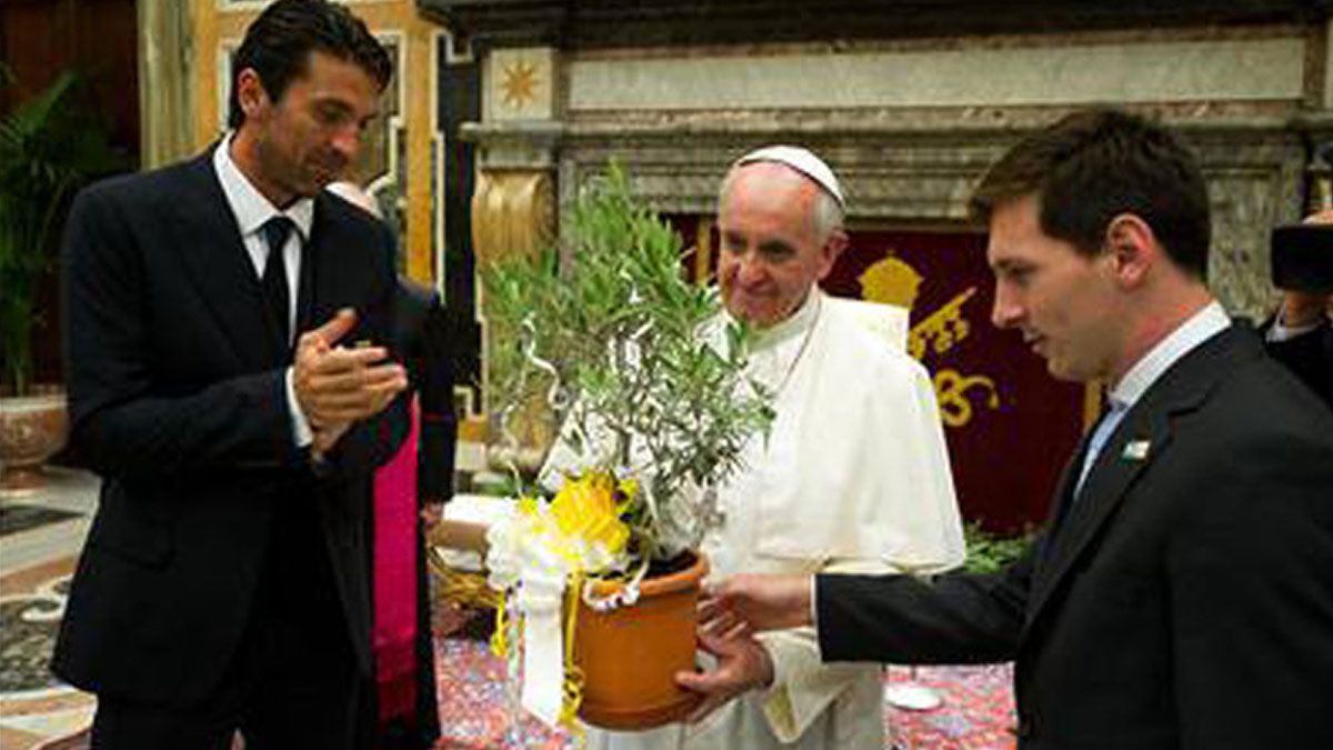 Con Messi y Buffon, el arquero italiano, antes de la Con Messi y Buffon, el arquero italiano, antes de la