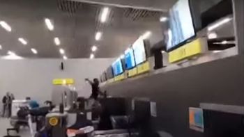 Momento de furia: destrozó a martillazos las pantallas del aeropuerto de Chile