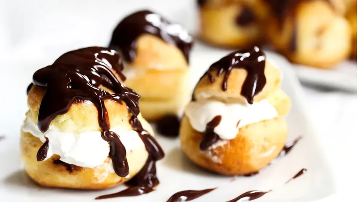 Cómo hacer profiteroles rellenos de crema pastelera: la receta de Donato de Santis Cómo hacer profiteroles rellenos de crema pastelera: la receta de Donato de Santis