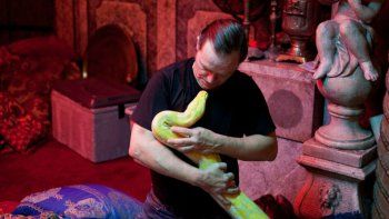 Murió el entrenador de serpientes del Moulin Rouge: creen que fue mordido por sus propios animales