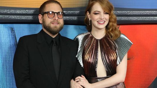 Jonah Hill y Emma Stone brillan en Netflix con la película que marcó a toda una generación