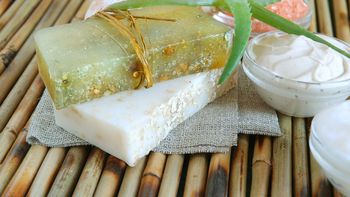 El jabón de aloe vera aprovecha las propiedades calmantes e hidratantes de la sábila, ofreciendo un cuidado natural que deja la piel suave y revitalizada.