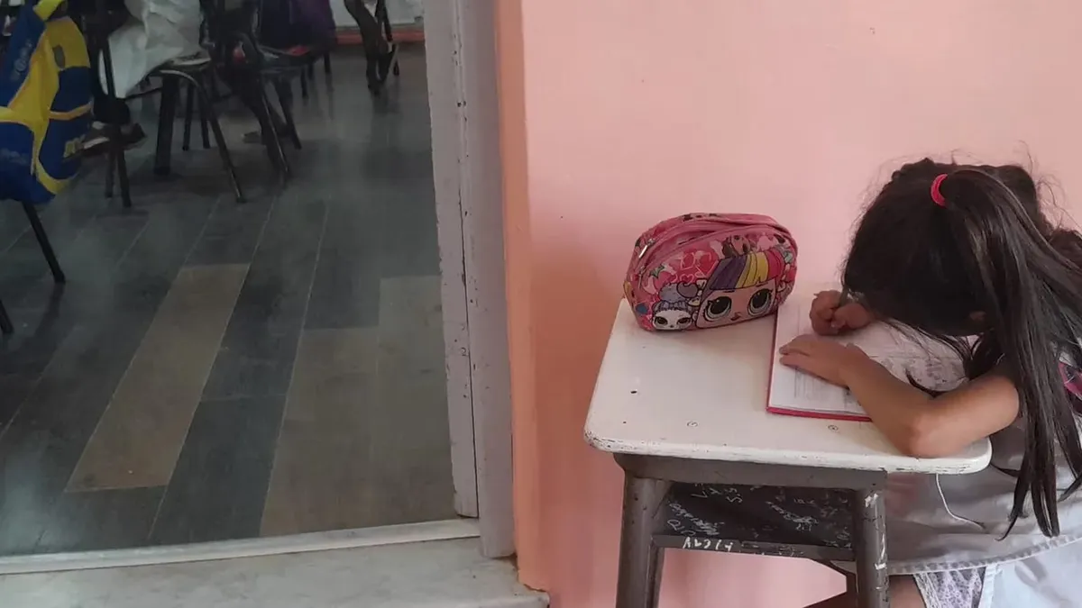 Una nena no quería entrar al colegio por sufrir bullying y el colegio tomó una drástica decisión.&nbsp;