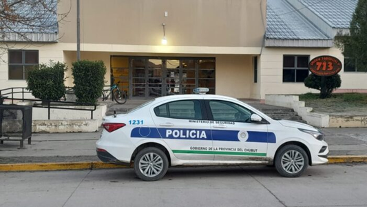 Roció con alcohol a los alumnos de la escuela y hubo total pánico en el aula