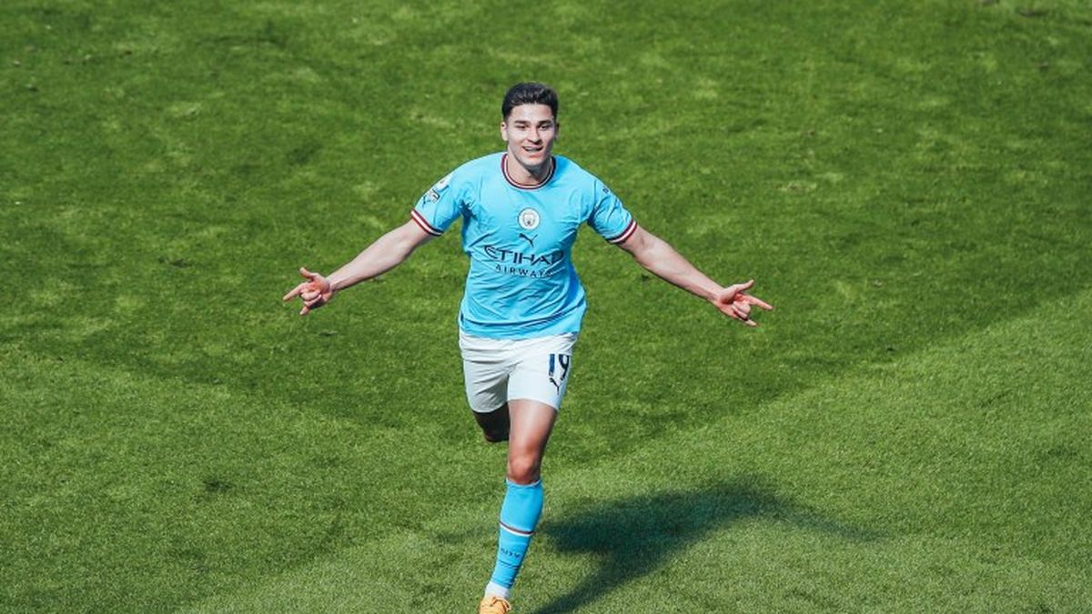 Julián Álvarez festeja vel único tanto de la victoria ante el Chelsea. (Foto: NA)