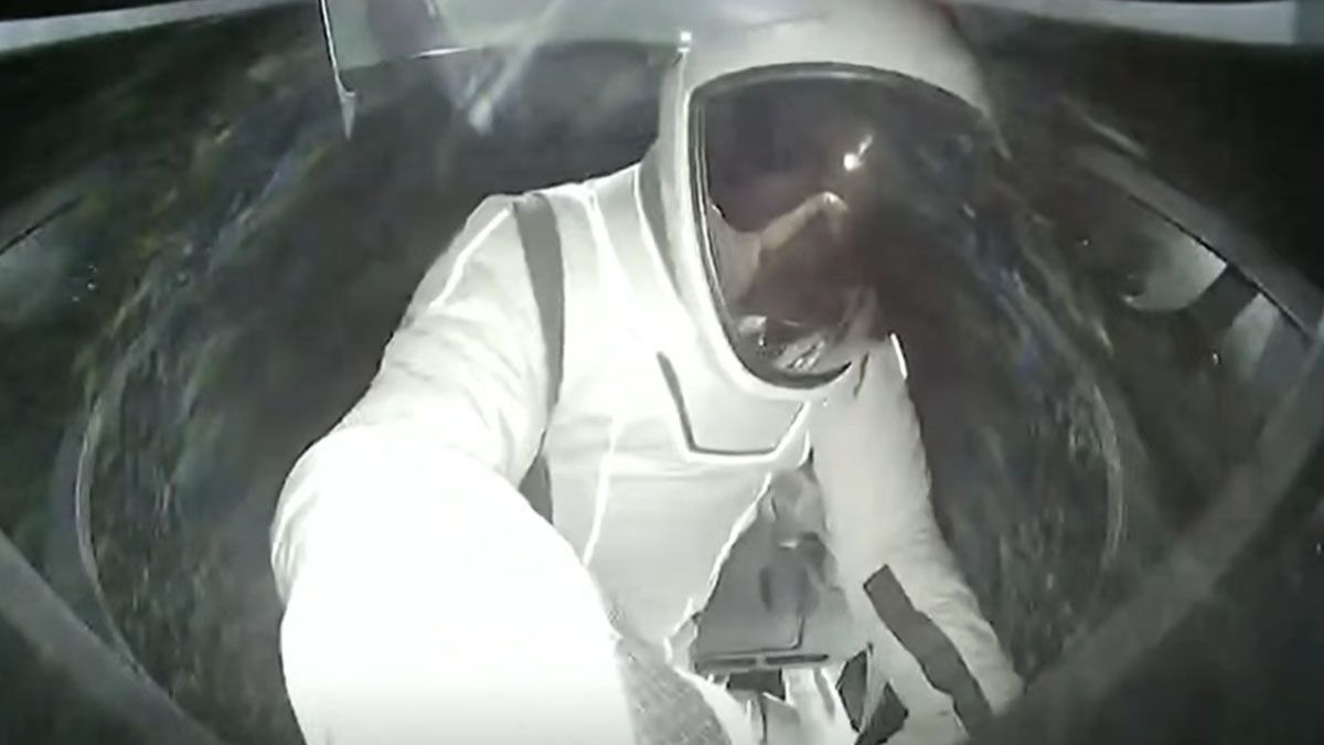 Gillis tomada por una cámara externa de la nave mientras emerge de la escotilla. (Foto: Captura de TV)