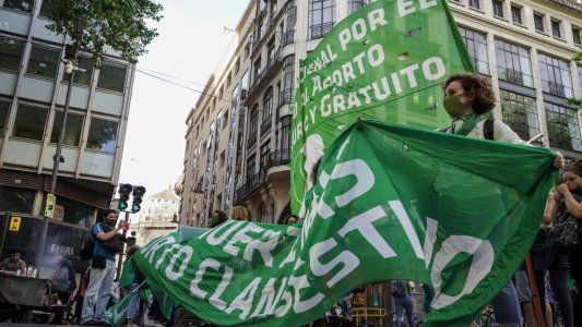 El Gobierno presentaría este martes el proyecto para legalizar el aborto en medio de marchas por el día de las militancias
