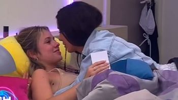 gran hermano 2022: el video viral de coti y juliana muy carinosas dandose besos en la cama