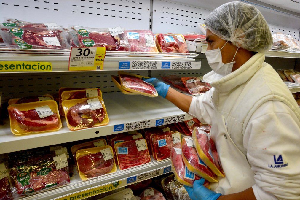 El Gobierno dice que se cumplen en un 98% los acuerdos de precios y reitera la amenaza de aumentar retenciones a commodities