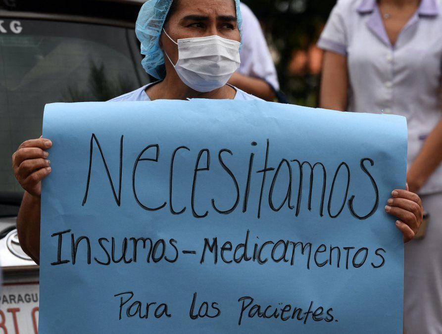 Un trabajador de salud reclama por insumos en medio de la crisis (Foto: Télam).