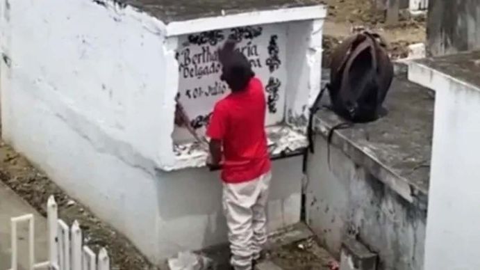 El tierno video de un chico que visitó la tumba de su mamá para mostrarle las notas de su boletín