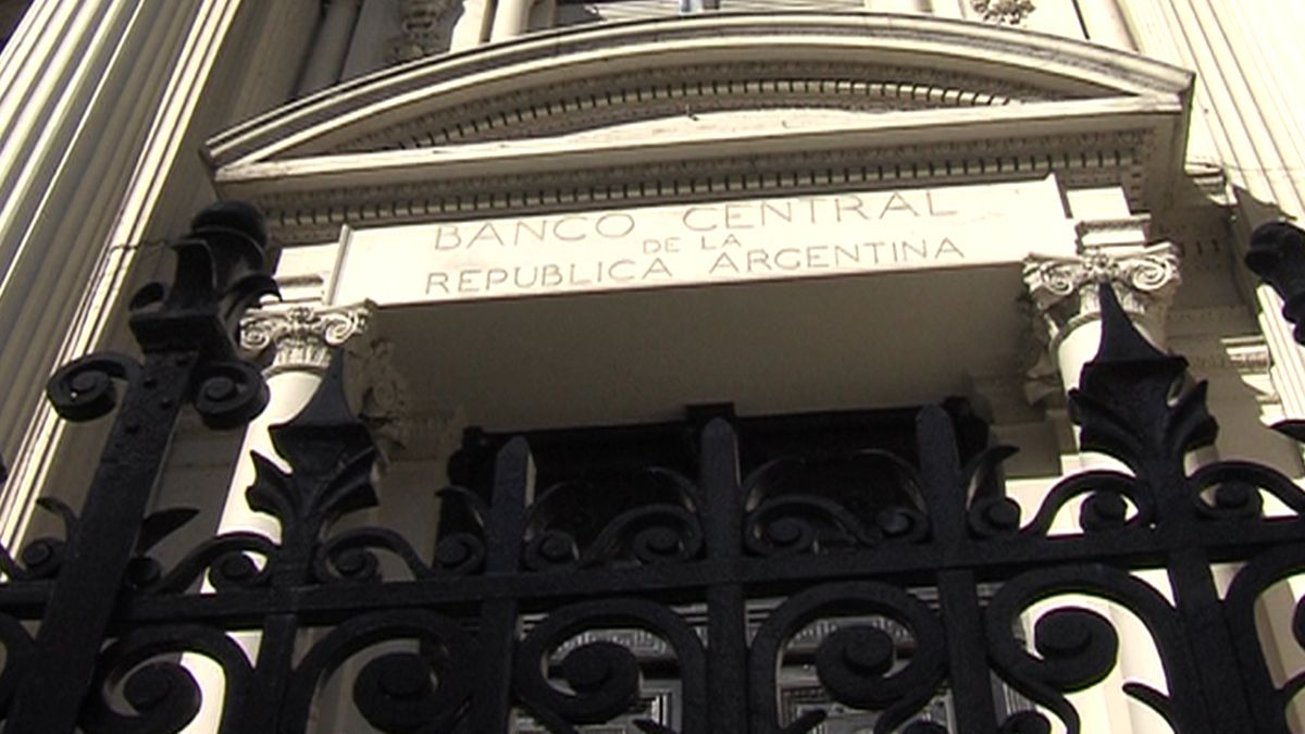 Continúa la sangría de reservas y preocupa el nivel en medio de fuerte tensión cambiaria