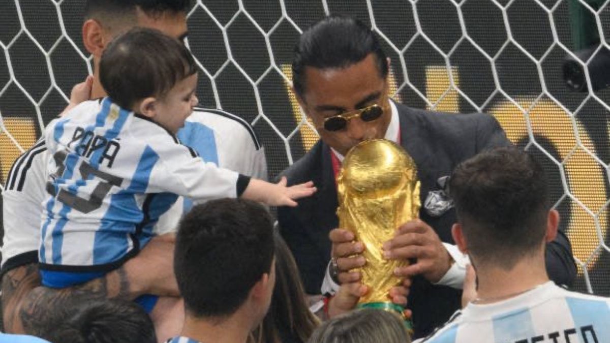 Salt Bae fue uno de los que levantó la Copa.&nbsp;
