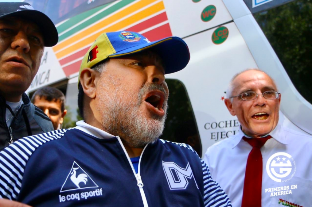 Hoy es el día del lobo: el grito de Maradona al llegar al Bosque para Gimnasia-Estudiantes