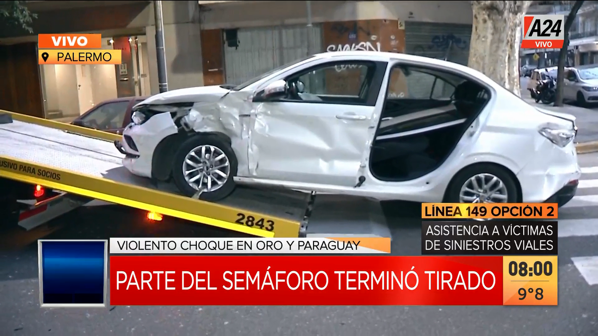 Así se llevan uno de los autos en el violento choque en Palermo