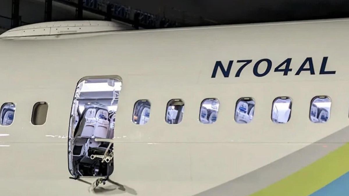 Susto en el aire al perderse una parte del fuselaje de un avión. (Foto: X)