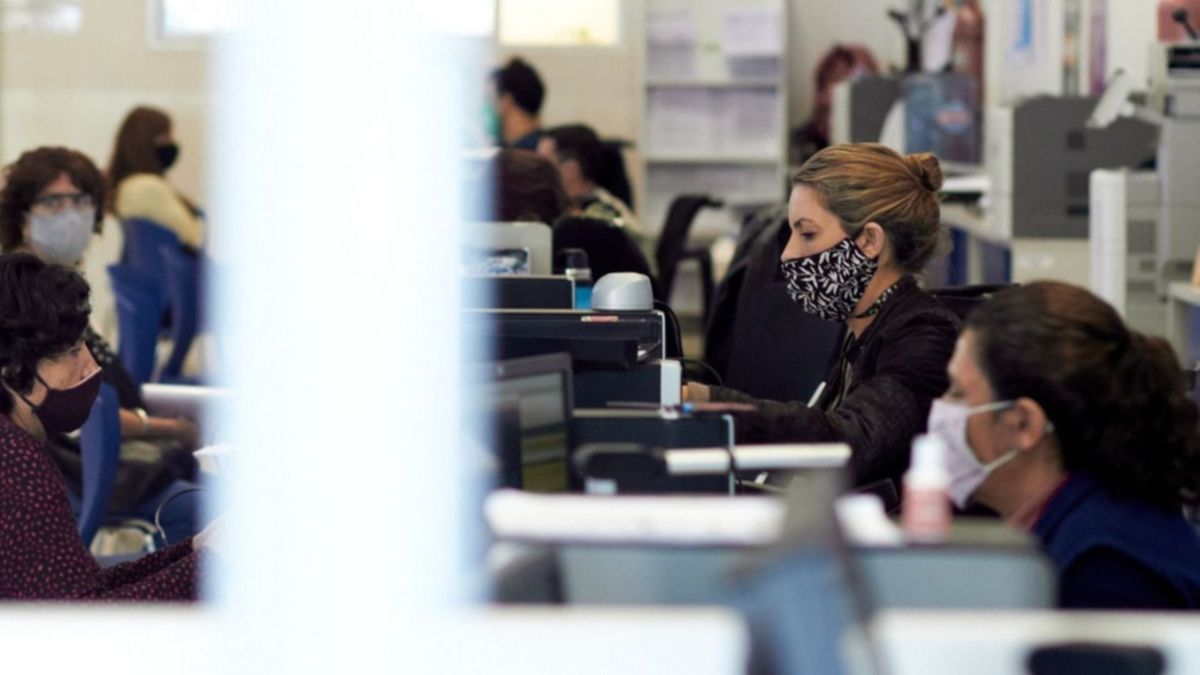 El Gobierno nacional definió el 1 de mayo como fecha límite para la vuelta a la presencialidad de los trabajadores de la administración pública﻿