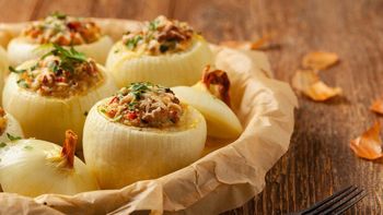 Cebollas rellenas: el truco para lograr el plato que ya conquista a todos
