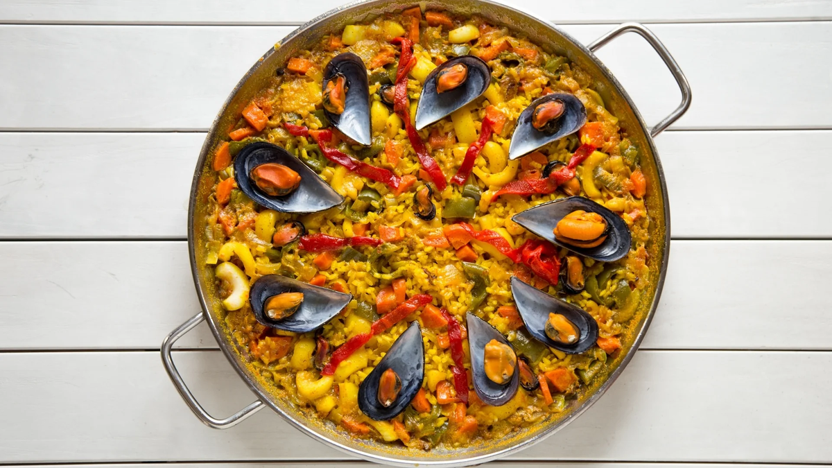 Receta de PAELLA DE MARISCOS: la variante de un plato tradicional que se parte