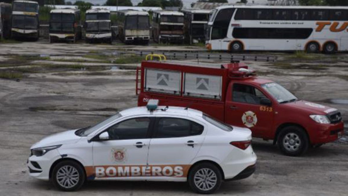 Varias unidades de la empresa Flecha Bus se prendieron fuego este domingo en Córdoba y las autoridades investigan las causas del incendio. ¿Quién inició las llamas y por qué? (Foto: La Voz)