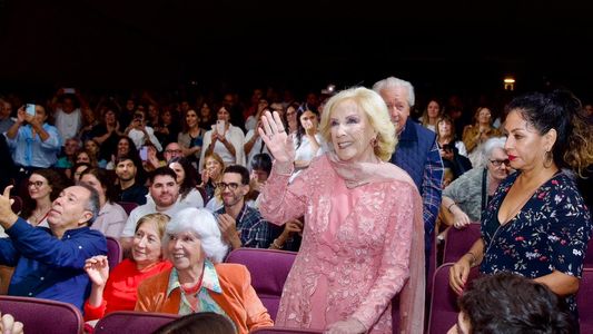 Mirtha Legrand fue al teatro a ver la comedia protagonizada por Verónica Llinás y fue ovacionada