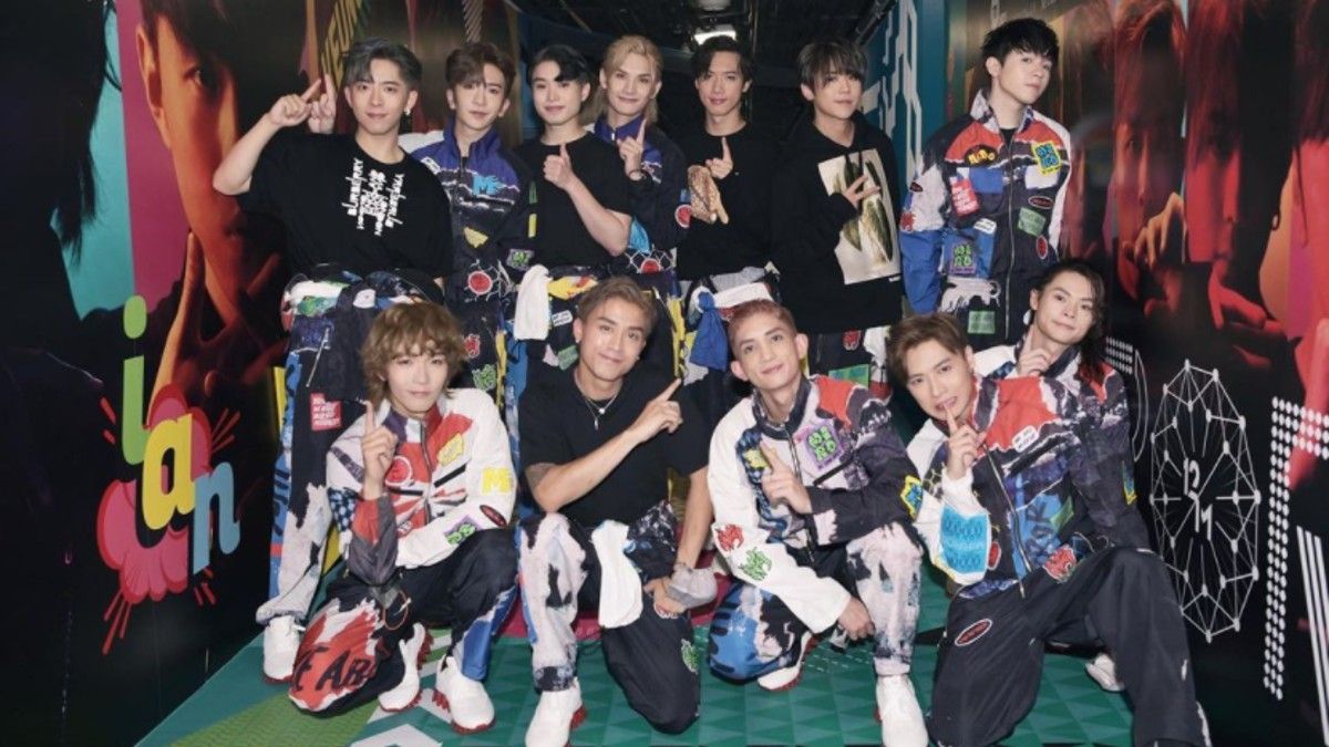 El conjunto K-Pop Mirror minutos antes del primer concierto de su gira. 