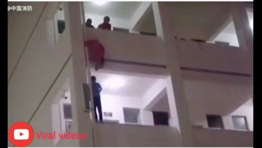 Video impactante: bombero le salvó la vida a un nene con una patada voladora