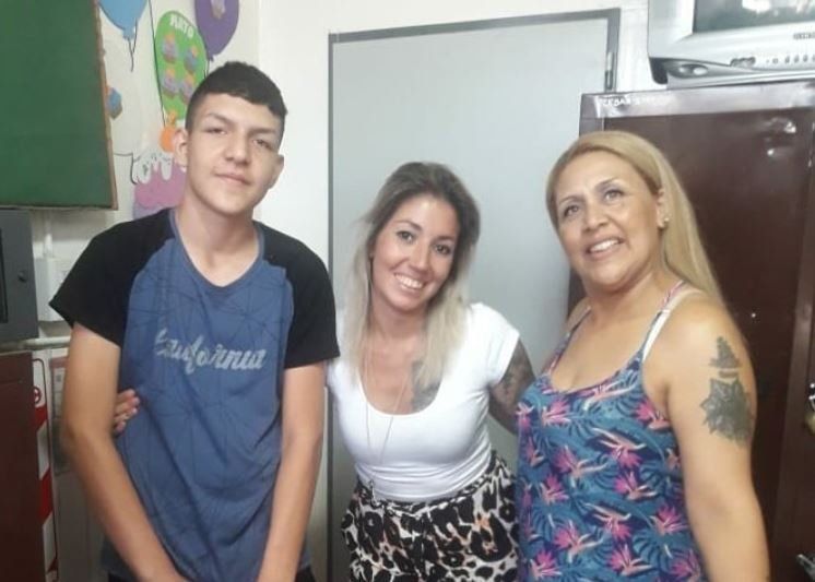 La magia de Twitter: calza 48,5, no tenía zapatillas para ir a la escuela y lo ayudó hasta Fabricio Oberto