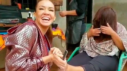 Dallys Ferreira le hizo las uñas a una mujer en Paraguay por el día de la madre