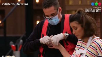 Andrea Rincón tuvo que ser asistida en MasterChef Celebrity tras sufrir un accidente: Sangre por todos lados