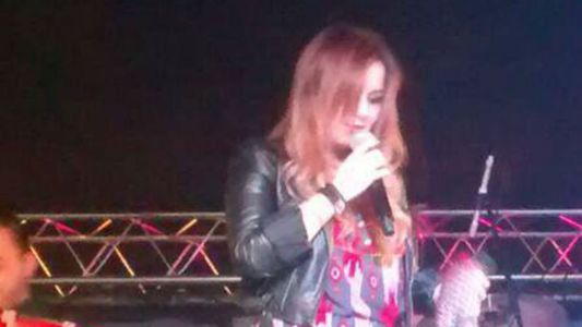 Karina volvió a cantar cumbia con nuevo look