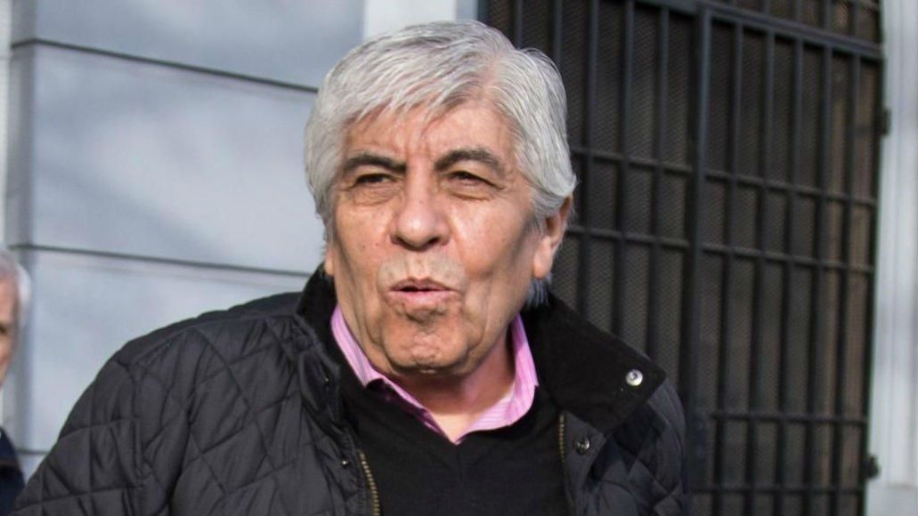 Gracias a una reunión privada entre Francisco de Narváez y Hugo Moyano, se destrabó el conflicto entre Camioneros y Walmart.