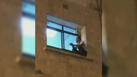 El adiós más triste: escala hasta la ventana del hospital para despedirse de su madre que muere de coronavirus