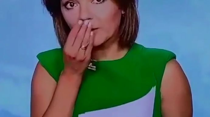 La reacción de una periodista que perdió un diente en vivo